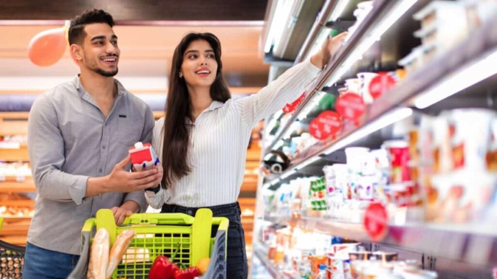 Couples-buying-in-grocery store