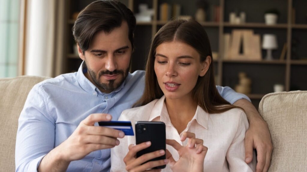 Couples-using-mobile-for-shopping