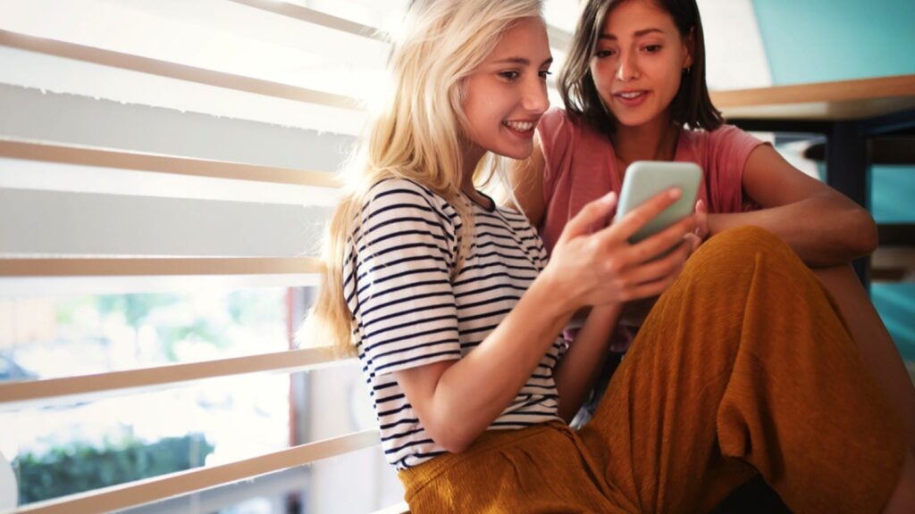 Two-woman-with-mobile