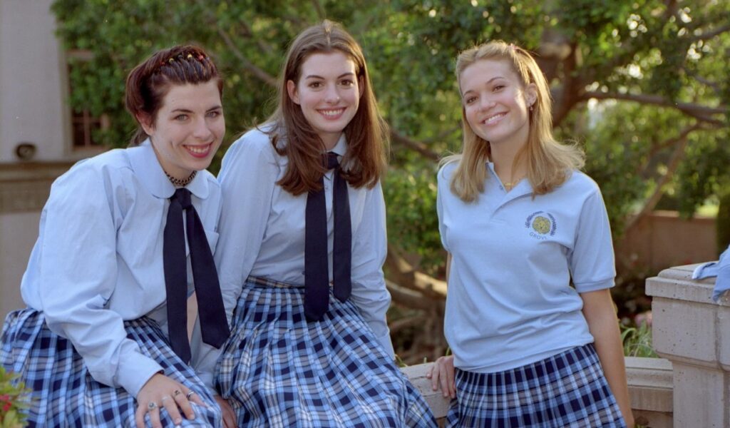 Heather Matarazzo, Anne Hathaway, and Mandy Moore in The Princess Diaries (2001)