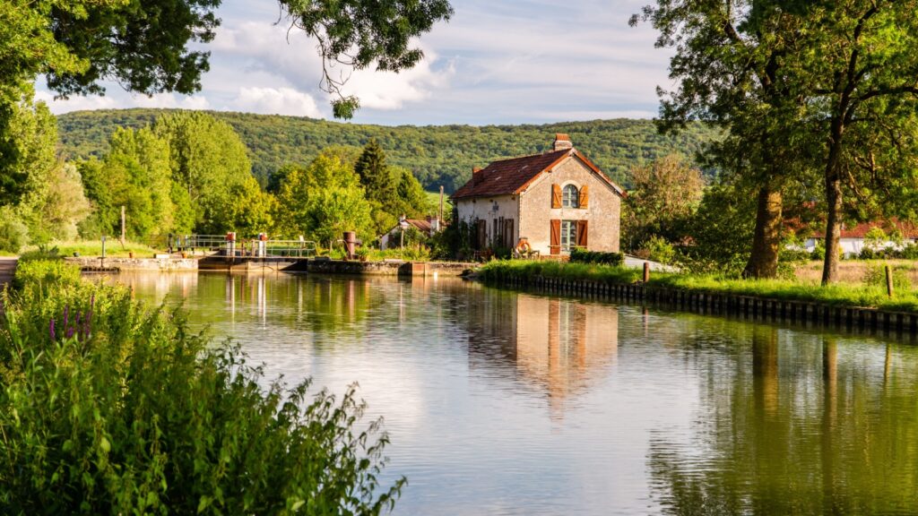 Watergate im Canaö de Bourgogne in Burgundy in France